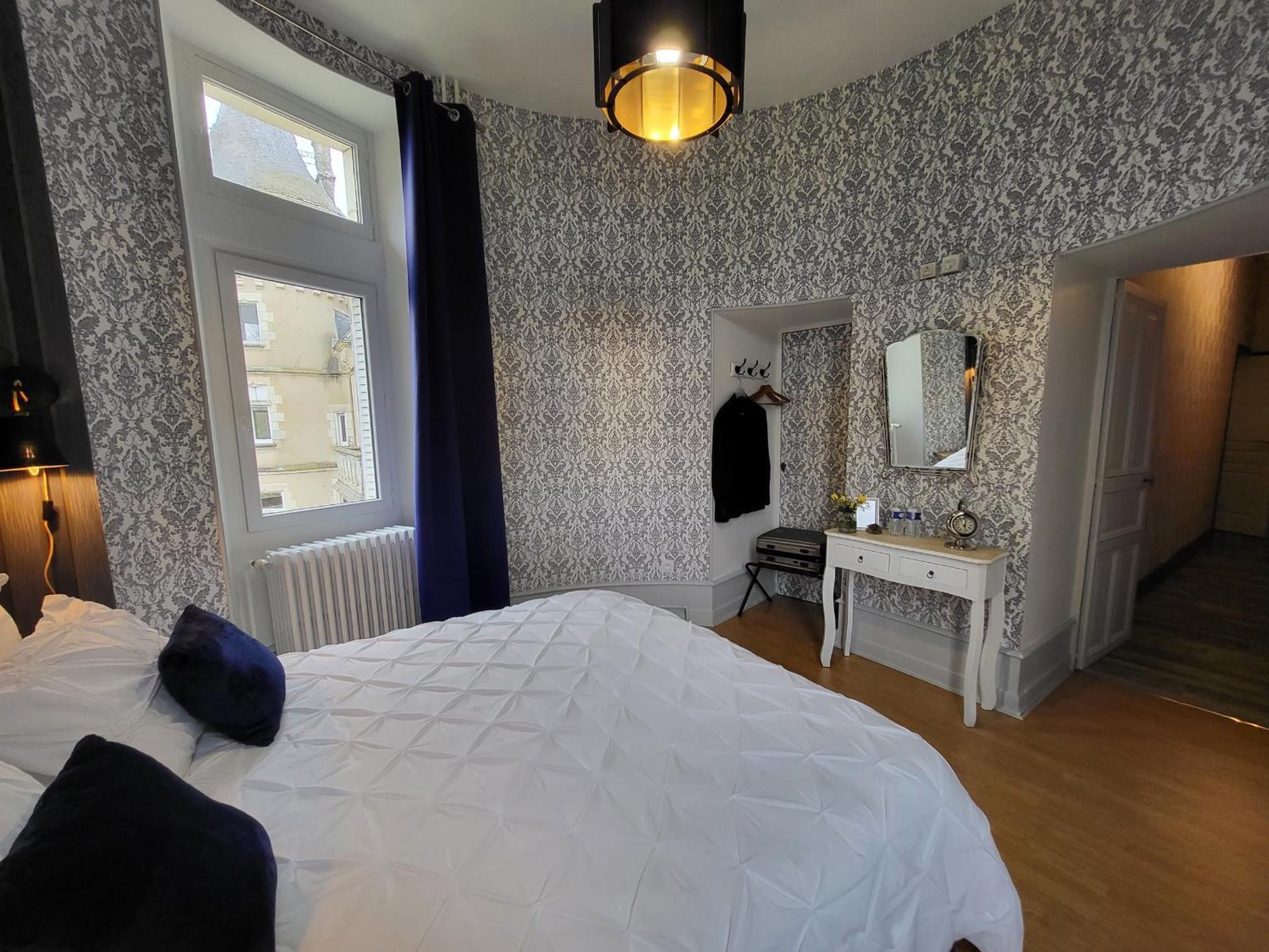 Sejour De Charme Au Chateau Avec Petit-Dejeuner Et Parking - Fr-1-591-705 Cluis Bagian luar foto