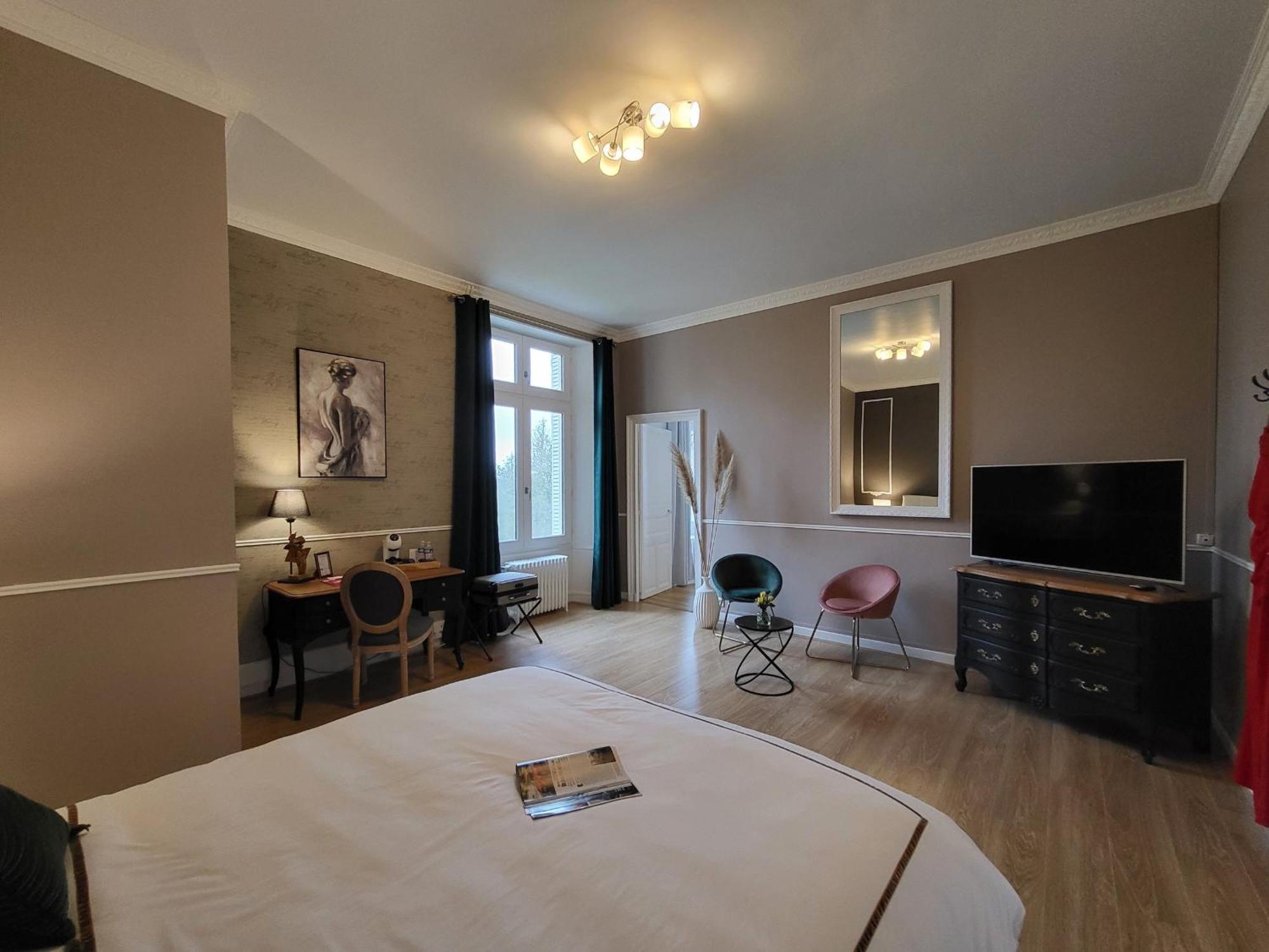 Sejour De Charme Au Chateau Avec Petit-Dejeuner Et Parking - Fr-1-591-705 Cluis Bagian luar foto