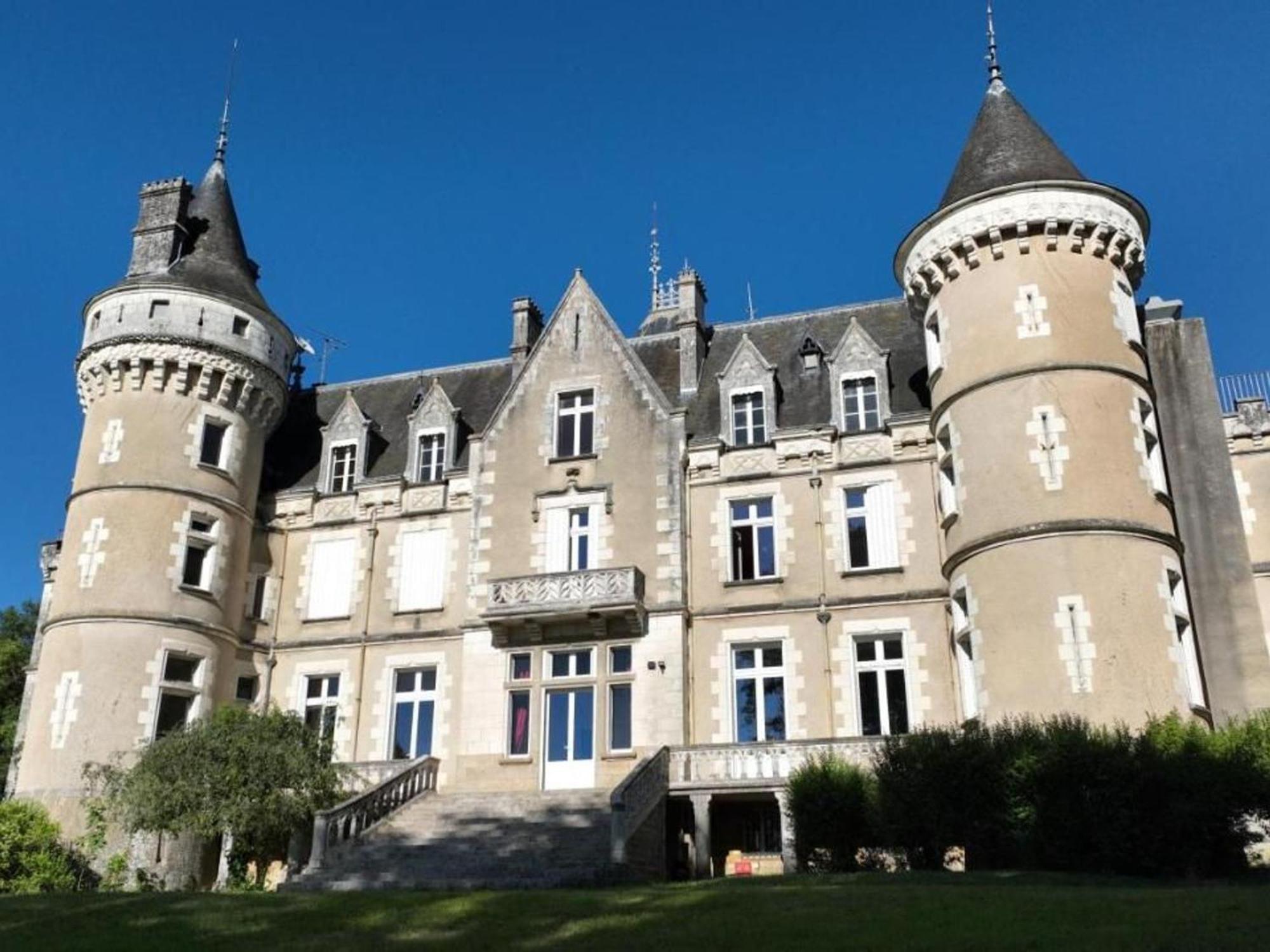 Sejour De Charme Au Chateau Avec Petit-Dejeuner Et Parking - Fr-1-591-705 Cluis Bagian luar foto
