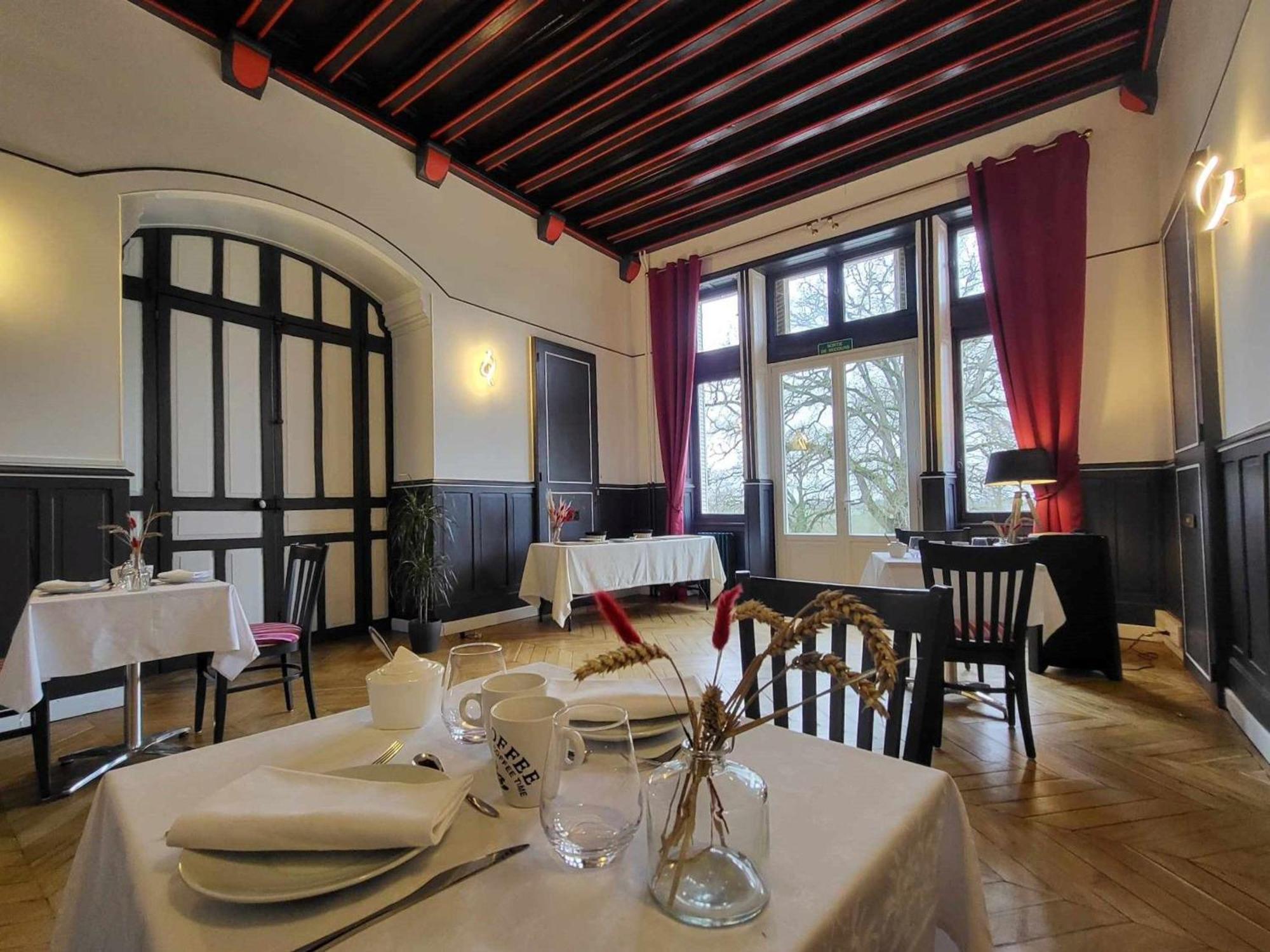 Sejour De Charme Au Chateau Avec Petit-Dejeuner Et Parking - Fr-1-591-705 Cluis Bagian luar foto