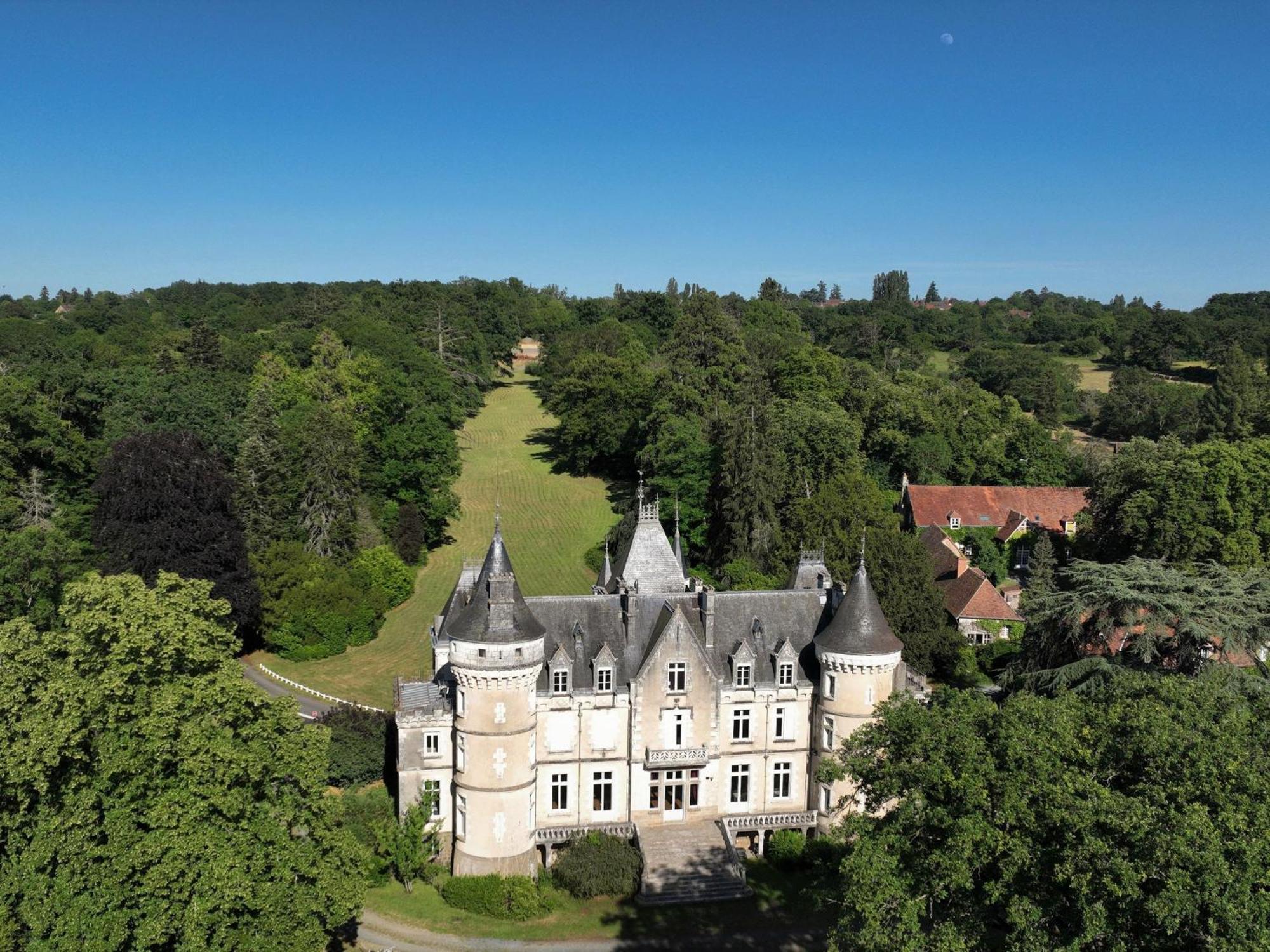 Sejour De Charme Au Chateau Avec Petit-Dejeuner Et Parking - Fr-1-591-705 Cluis Bagian luar foto
