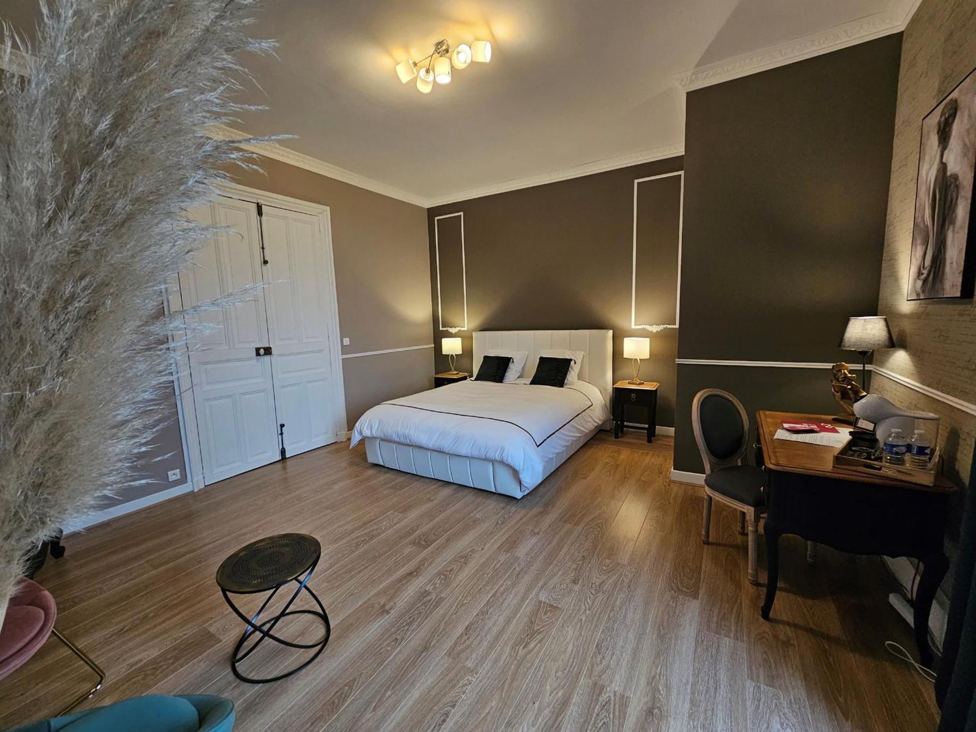 Sejour De Charme Au Chateau Avec Petit-Dejeuner Et Parking - Fr-1-591-705 Cluis Bagian luar foto