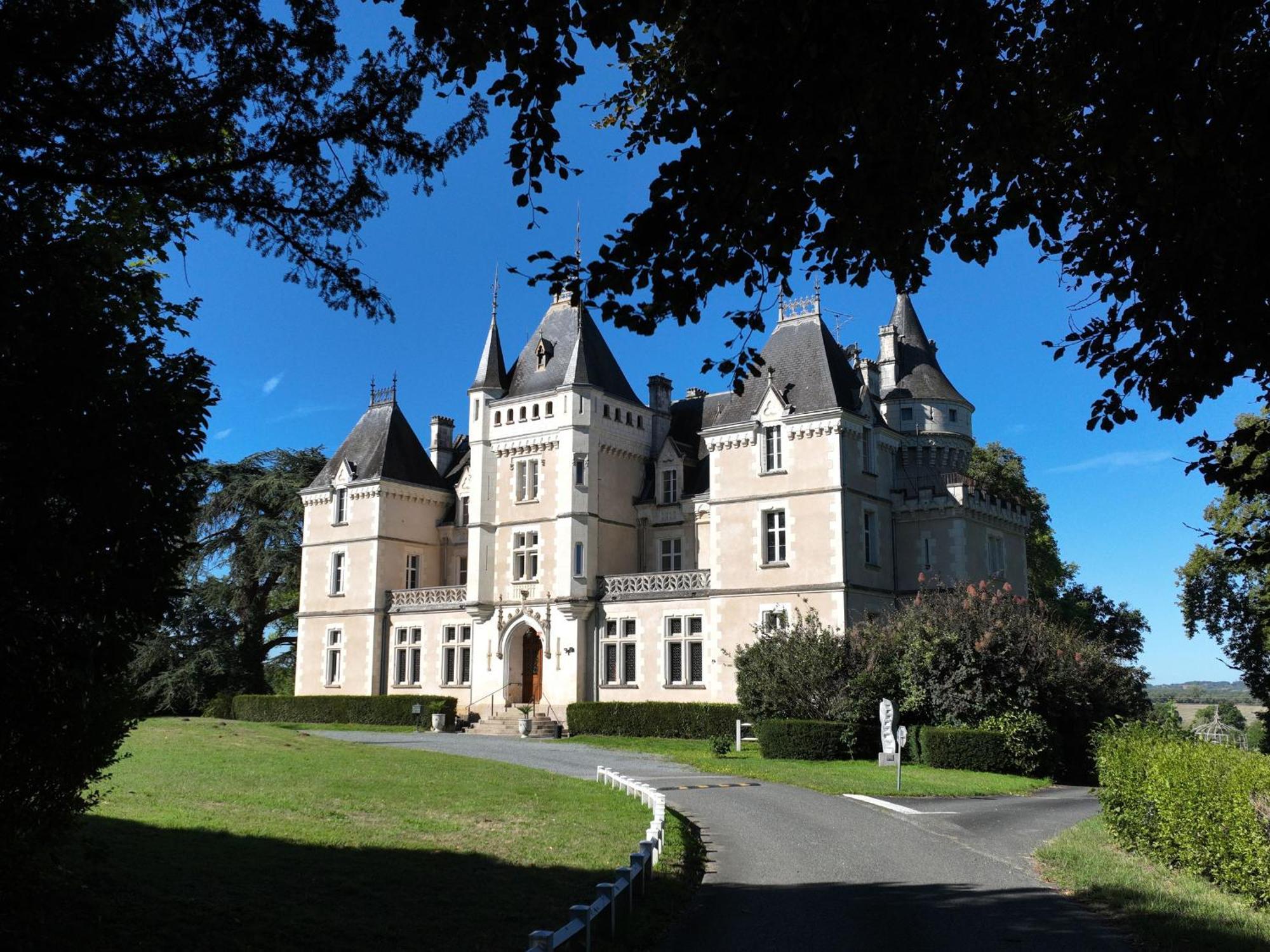 Sejour De Charme Au Chateau Avec Petit-Dejeuner Et Parking - Fr-1-591-705 Cluis Bagian luar foto